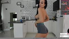 Linda chica muestra su culo apretado
